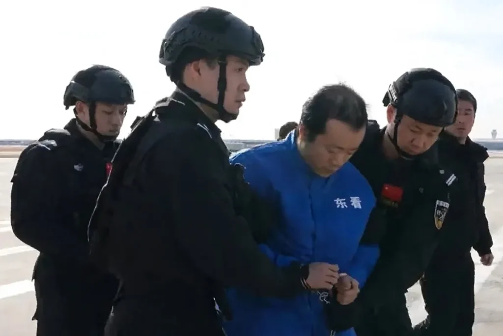 Theo hình ảnh từ Bộ Công an Trung Quốc công bố hôm 8/1/2026, Chen Zhi đã bị áp giải xuống máy bay tại Bắc Kinh dưới sự giám sát của lực lượng an ninh.