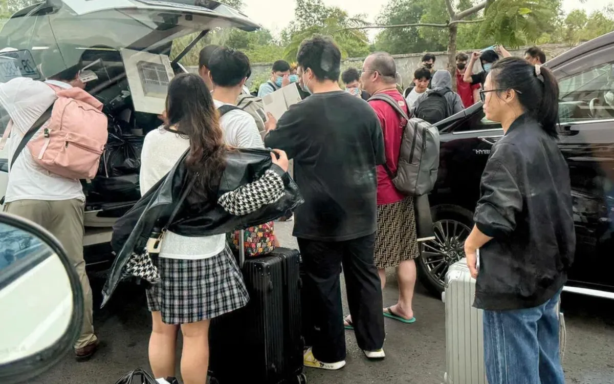 Tại Sihanoukville vào ngày 15/1/2026, nhóm công nhân đang khẩn trương bốc dỡ hành lý lên xe để rời bỏ một khu phức hợp bị tình nghi là hang ổ của các hoạt động lừa đảo.