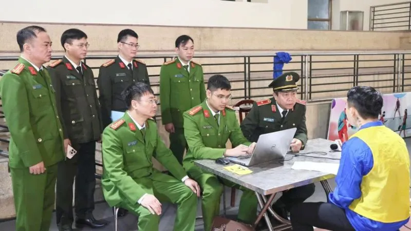 Thiếu tướng Nguyễn Đức Thuận, Giám đốc Công an tỉnh trực tiếp chỉ đạo buổi hỏi cung, làm việc với các đối tượng.