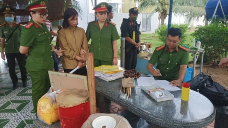 Các vật phẩm thờ cúng và công cụ "trừ tà" giả mạo bị thu giữ